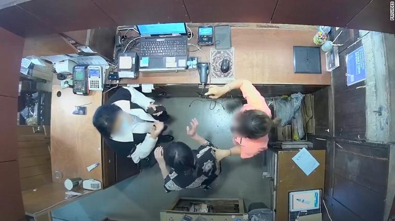 Dai su Bi tai Han Quoc bi trieu hoi vi vo hanh xu bao luc hinh anh