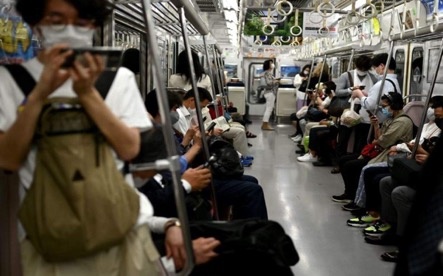 si quan canh sat,  Nhat Ban bi bat,  quay len duoi vay phu nu, anh 1