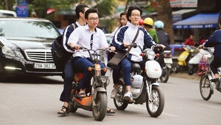 Ha hanh kiem hoc sinh khong doi mu bao hiem hinh anh