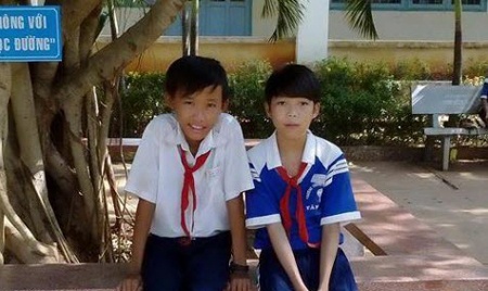 Hai hoc sinh ngheo tra lai nhieu vang cho nguoi mat hinh anh