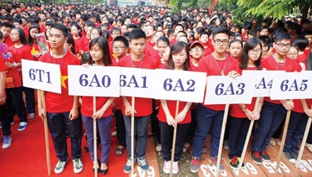 Phu huynh lo khong mua duoc ho so vao lop 6 truong noi tieng hinh anh