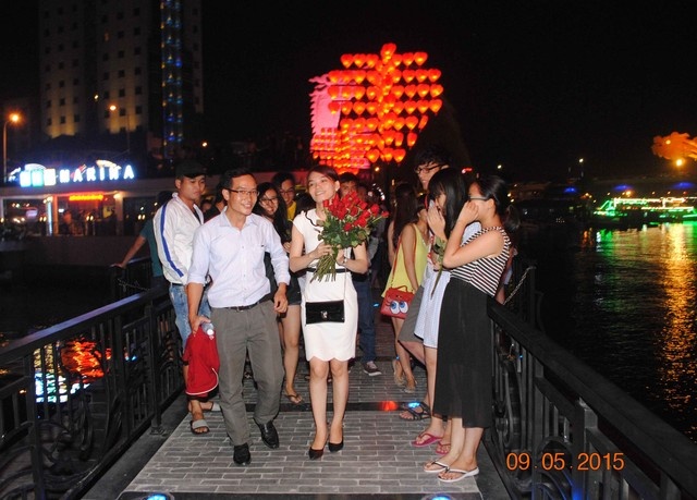 To tinh voi 99 bong hong tai 'cau tinh yeu' hinh anh