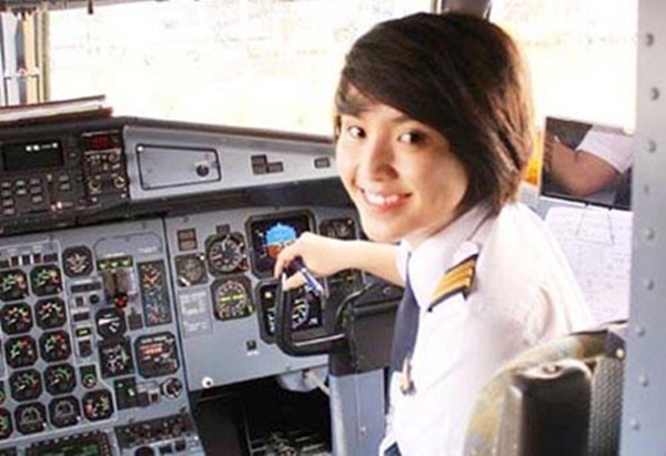 Nu co pho Vietnam Airlines tu van nghe… tren troi hinh anh