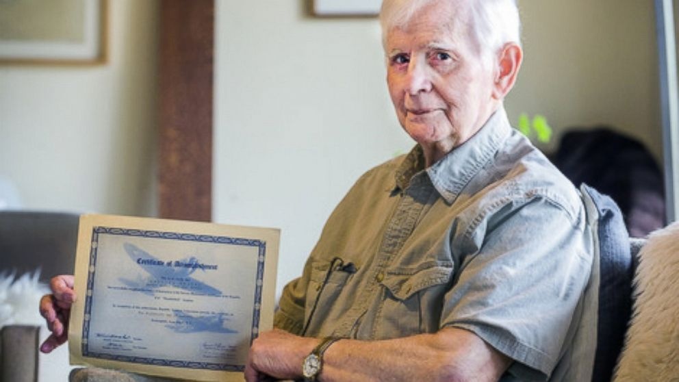 Cu ong tot nghiep dai hoc o tuoi 94 hinh anh