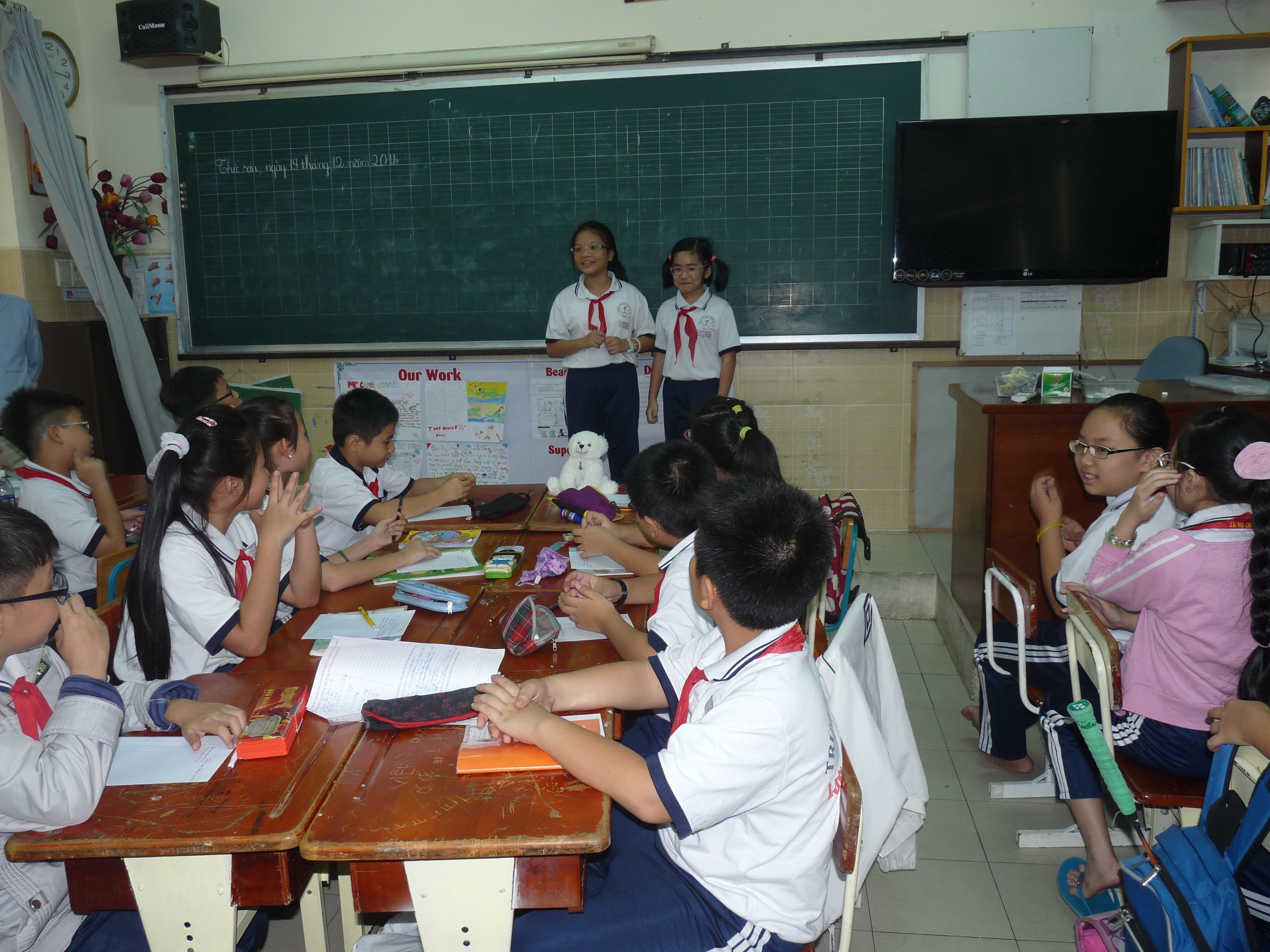 Bu dau voi khen thuong cuoi nam hoc hinh anh