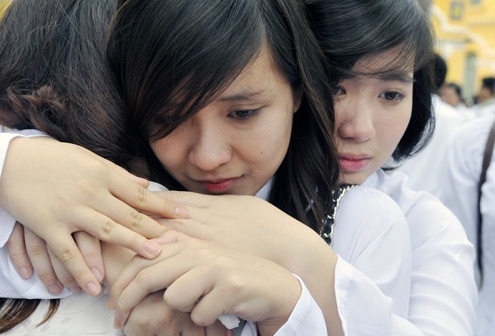 Nhung giot nuoc mat chia tay va loi chua noi voi ban be hinh anh