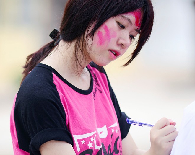 Noi niem hoc sinh cuoi cap qua luu but hoc tro hinh anh