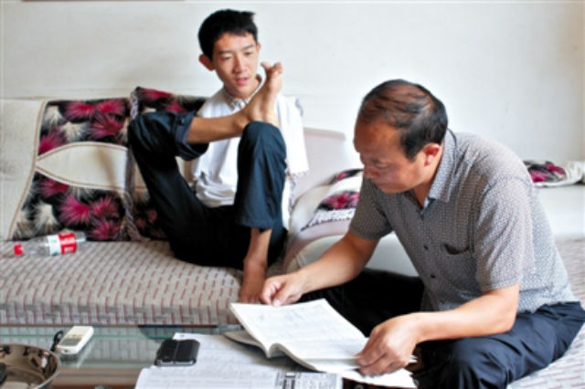 Chang trai viet bang chan thi do dai hoc o Trung Quoc hinh anh