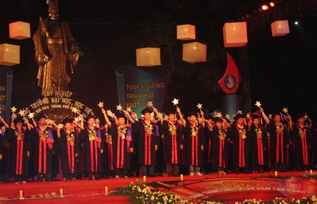 Thu khoa Ngoai thuong, bang do xenh xang roi… di xa ca hinh anh