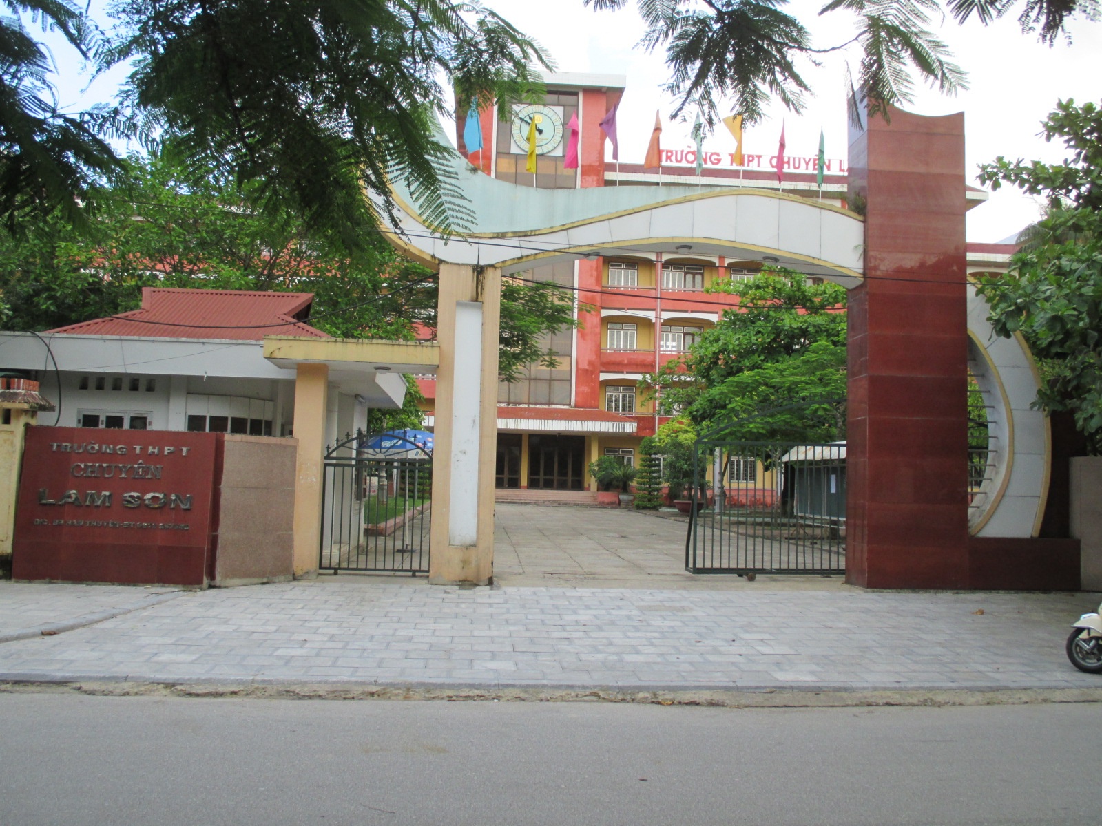 Truong chuyen Lam Son khong tuyen du chi tieu hinh anh