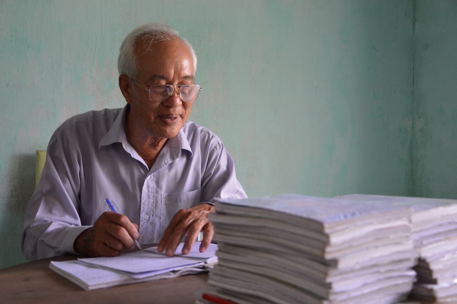 Ong ngoai 70 tuoi ba lan di thi tot nghiep THPT hinh anh
