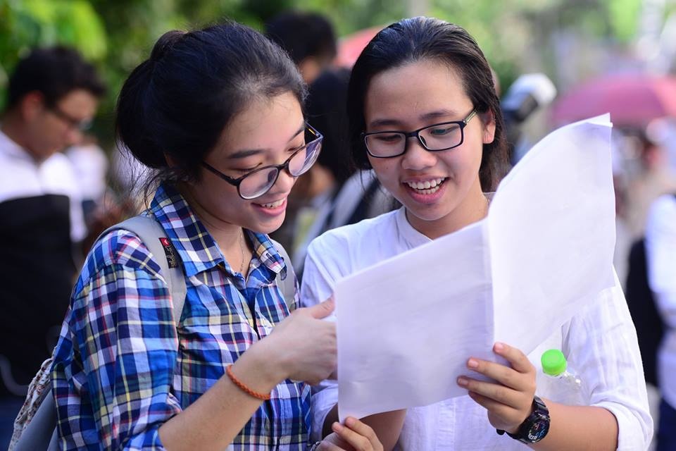 Sang nay, thi sinh lam bai thi Ngu van hinh anh