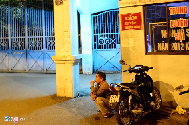 Chay xe may thau dem mang giay to thi cho con hinh anh