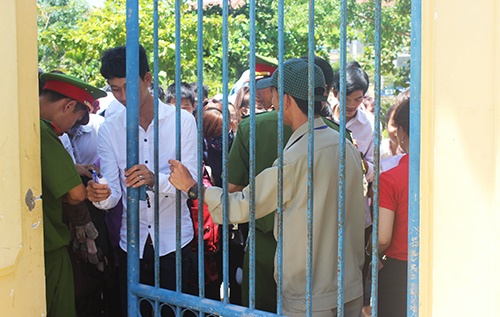 Ban ca vuon dua cho con di thi, bi moc sach tui hinh anh