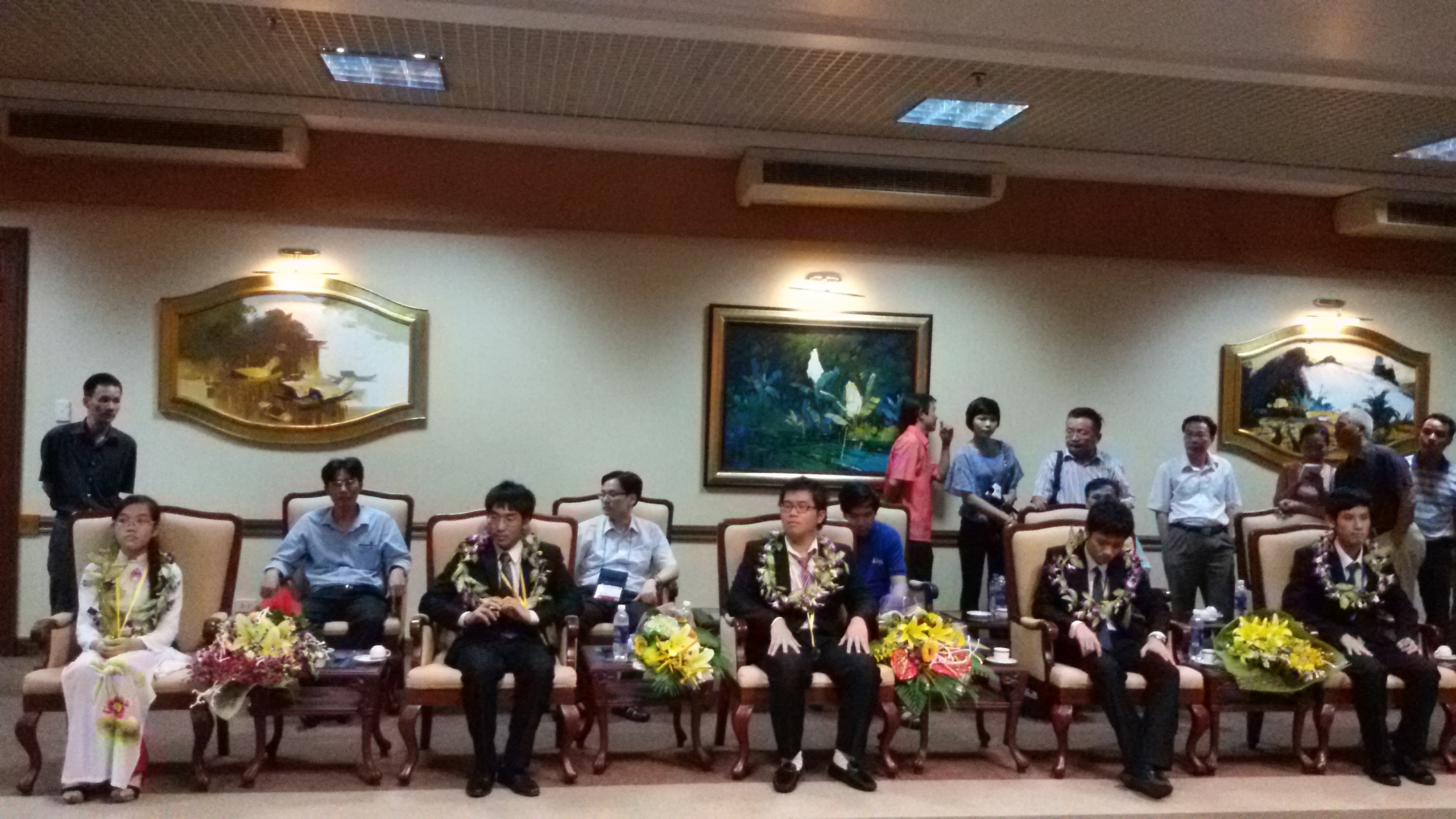 Bo GD&DT khen thuong Doan Olympic Vat ly quoc te hinh anh