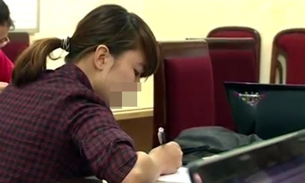 Vi sao sinh vien doc bai giai vao phong thi chua bi ky luat? hinh anh