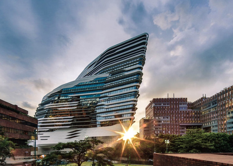 Toa nha doc dao cua Dai hoc Bach Khoa Hong Kong hinh anh