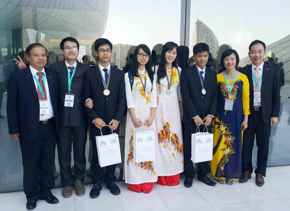 Doan Olympic Hoa hoc Viet Nam doat 4 huy chuong hinh anh