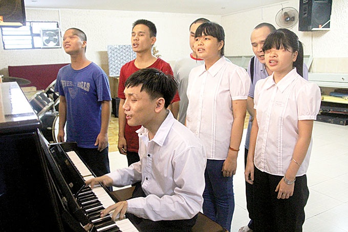 Nguoi thay nhac cua tre khiem thi hinh anh