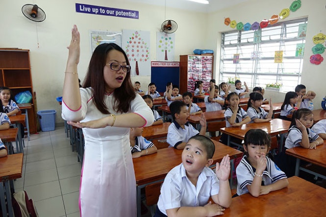 Hoc sinh tieu hoc dung toi da 5 quyen vo hinh anh