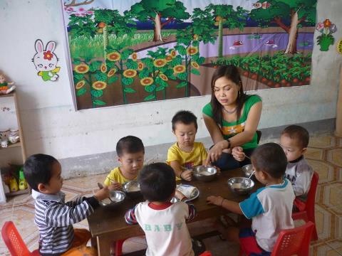 Co giao bi kiem diem vi bao ve be gai: Lam nguoi tot kho qua hinh anh