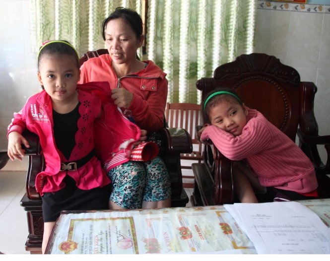 Phu huynh nguoc xuoi tim cho hoc cho con hinh anh