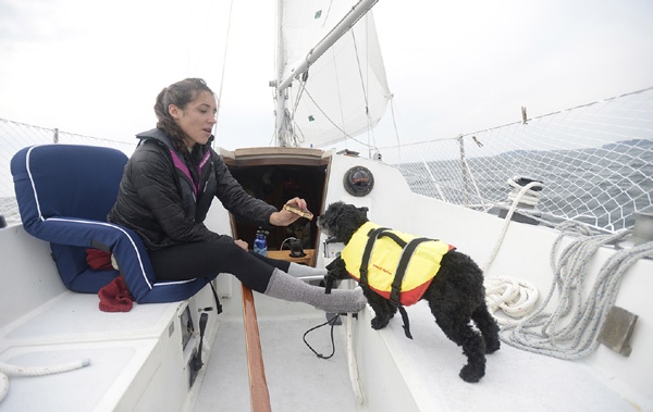 Nu sinh cheo thuyen 9 thang den truong nhap hoc hinh anh