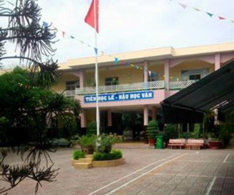 Giao vien xo xat phu huynh truoc mat hoc tro hinh anh