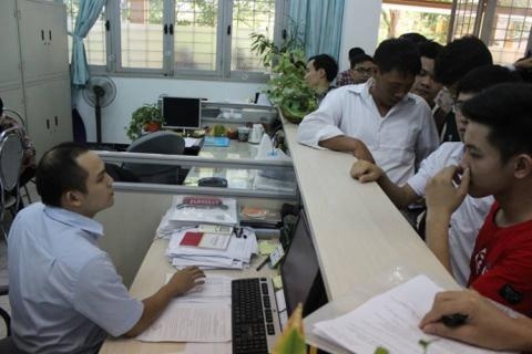 Co truong keo dai xet tuyen nua nam cho du thi sinh hinh anh