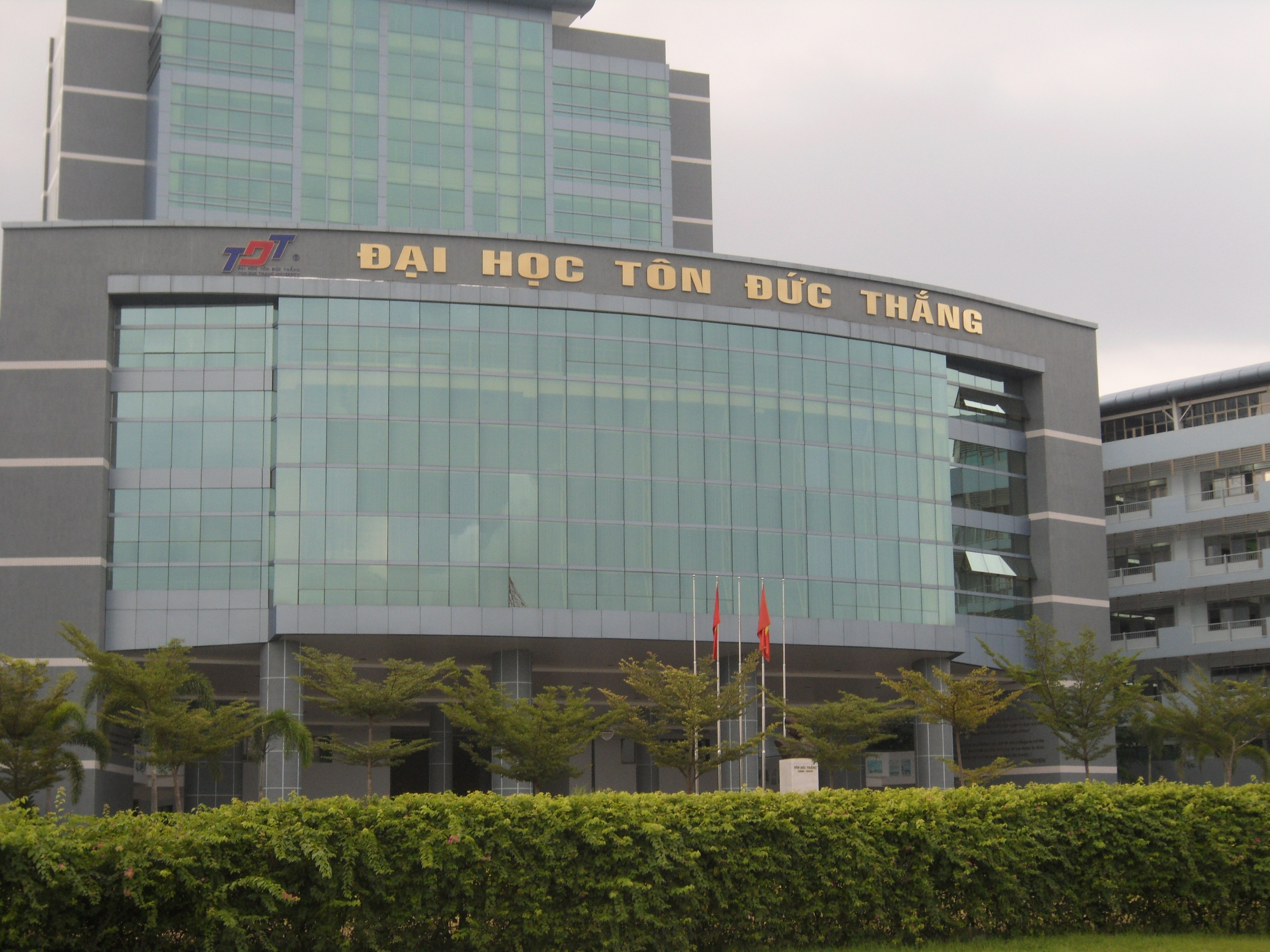 Yeu cau DH Ton Duc Thang bao cao viec phong giao su hinh anh