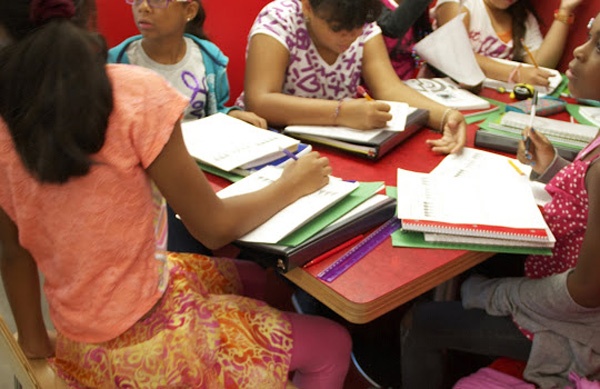 Con lam bai tap viet thu... tuyet menh hinh anh