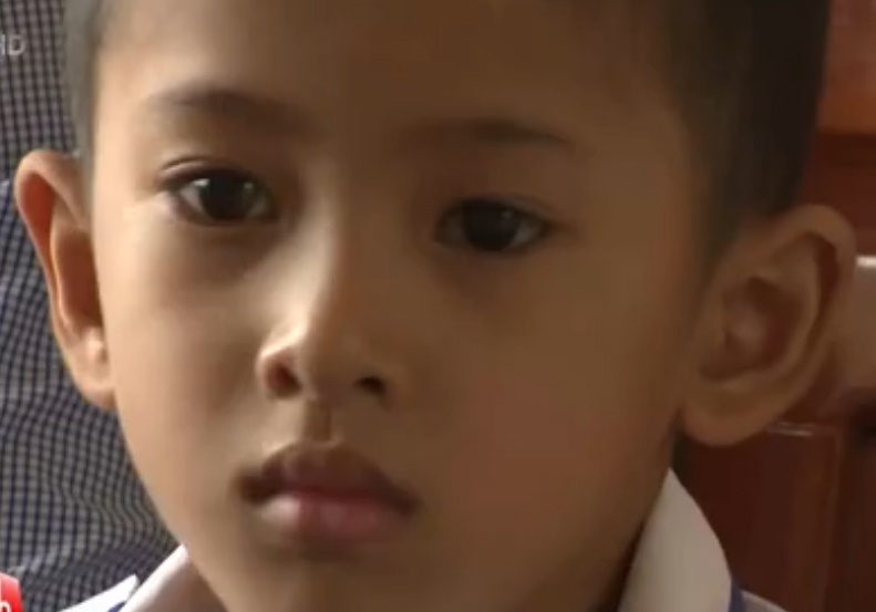Me khong dong tien ban tru, con bi duoi hoc hinh anh