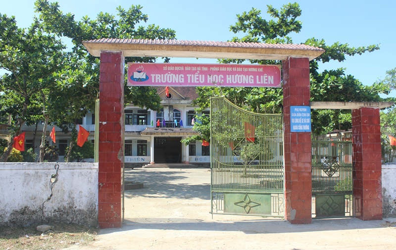 Dinh chi cong tac 2 thay giao danh nhau hinh anh