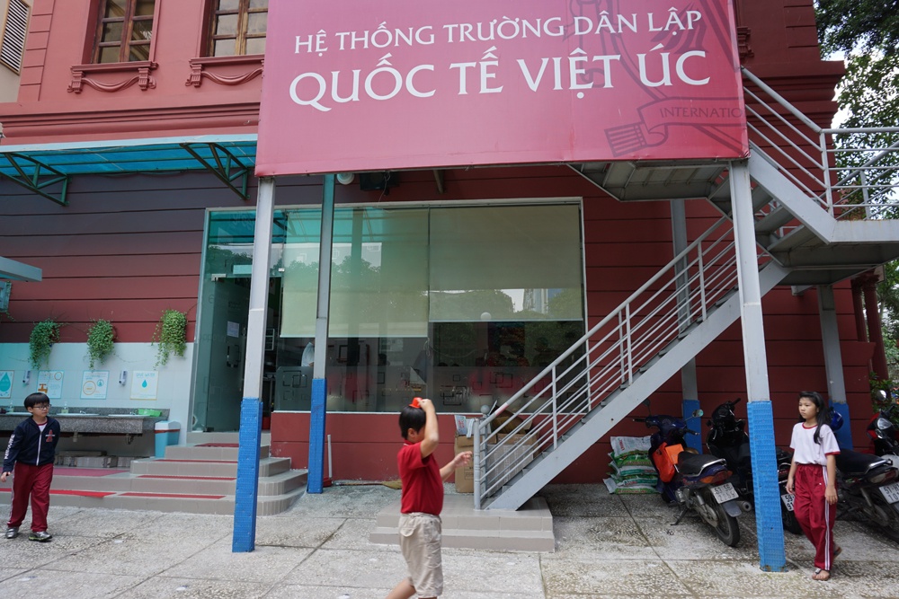 Co giao mang hoc sinh lop mot 'ngu nhu bo' hinh anh