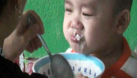 Bao hanh tre em tang: Trach nhiem thuoc ve ai? hinh anh