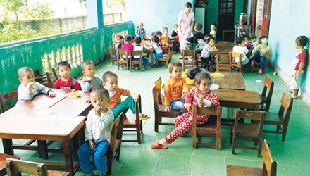 Phu huynh khong cho con an o truong vi lo bi bot khau phan hinh anh