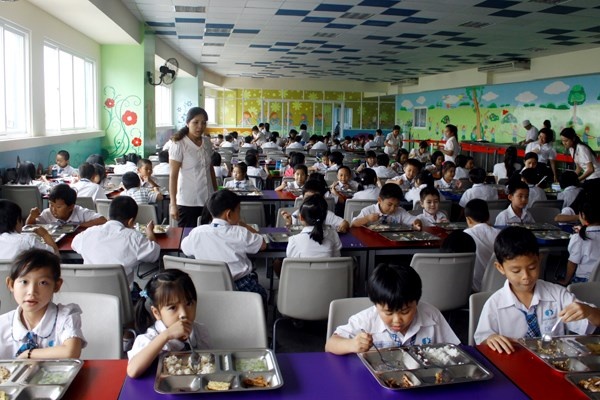 Thit thoi, rau dap nat len loi vao truong hinh anh