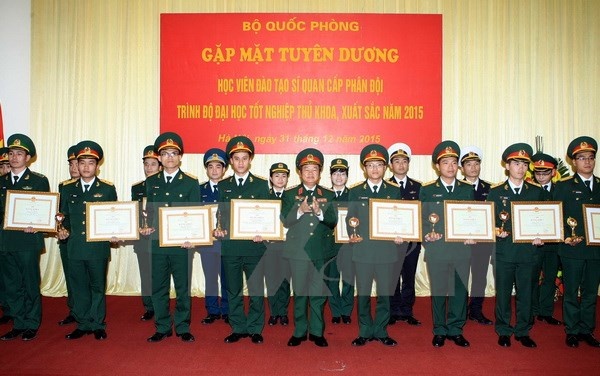 25 thu khoa quan doi duoc phong quan ham trung uy, thuong uy hinh anh
