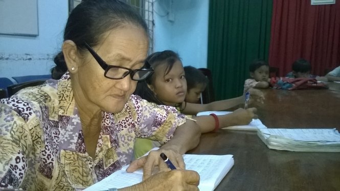 Cu ba 64 tuoi hoc xoa mu chu hinh anh