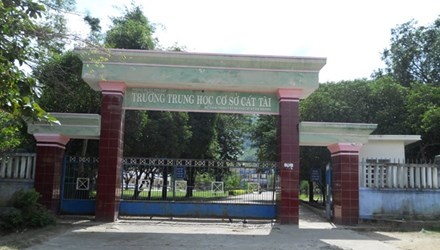 Canh cao thay giao do nuoc vao mieng hoc sinh hinh anh