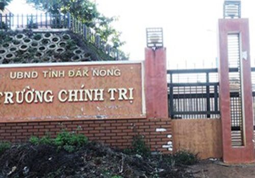 Hieu truong bat hoc vien dong 300 trieu dong tra phi taxi hinh anh