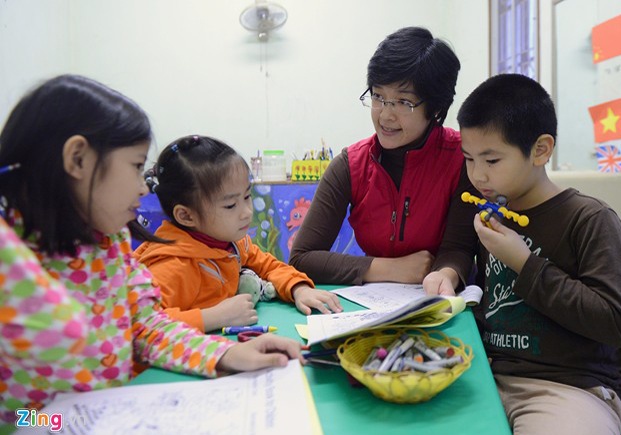 Phu huynh tranh luan giao bai tap ve nha dip Tet hinh anh
