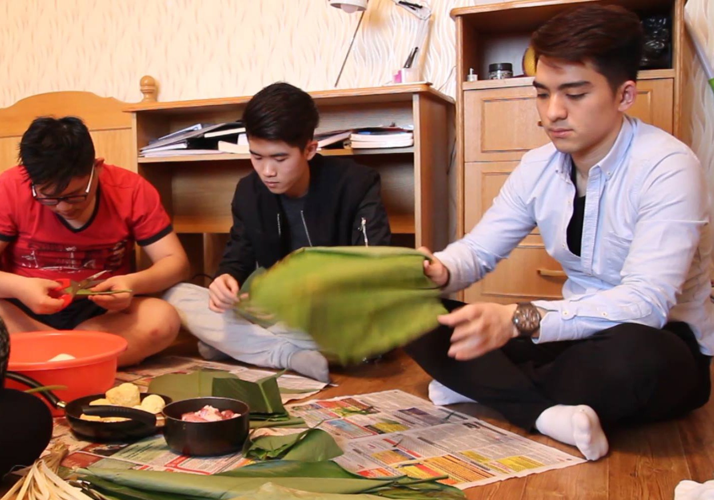 Du hoc sinh Viet goi banh chung don Tet hinh anh