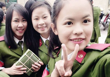 Gap lai nu sinh suyt truot truong cong an vi ly lich hinh anh