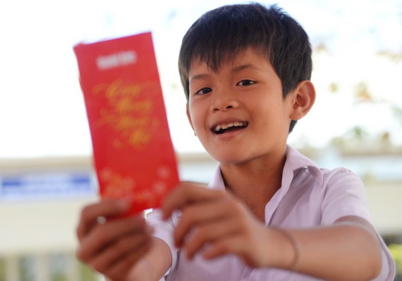 Tien li xi cua con sao phai dua me? hinh anh