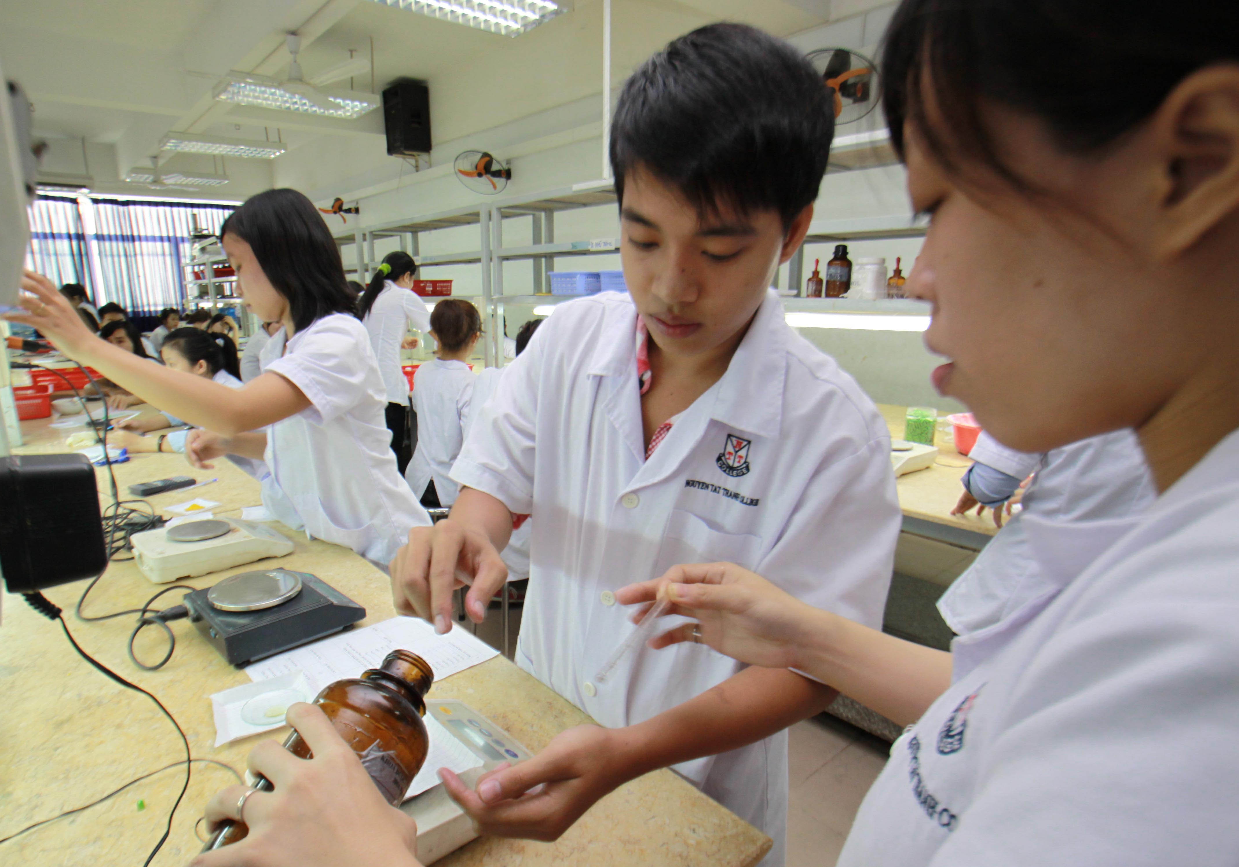Ngung nhan nguoi he trung cap y: Chu quan, thieu thuc te hinh anh