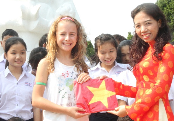 11 tuoi, di 80 quoc gia hat quoc ca gay quy tu thien hinh anh