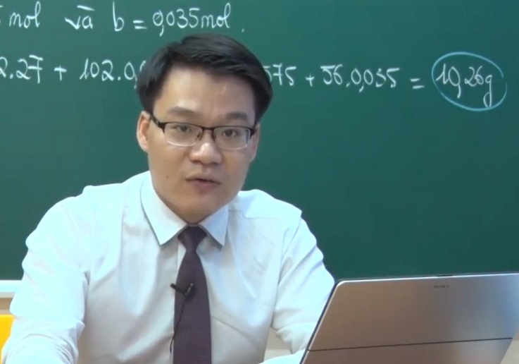 Hoc sinh chu y cau hoi lien he van de thoi su trong de thi Hoa hoc hinh anh