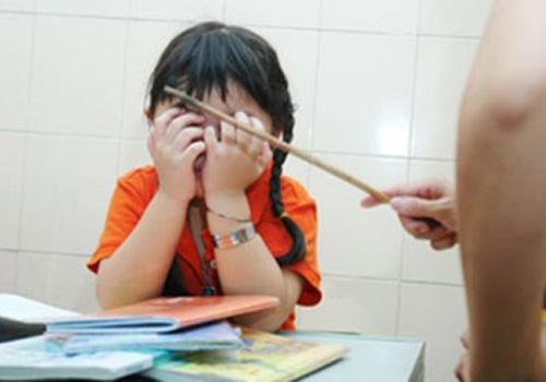Co giao danh 12 hoc sinh vi khong hoan thanh bai tap hinh anh