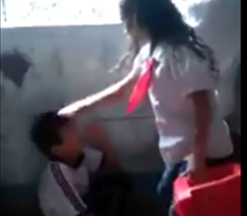 Nu sinh cam ghe danh ban hinh anh